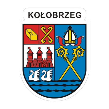 Naklejka z herbem Kołobrzegu i napisem Kołobrzeg nad herbem, herb i napis posiadają białą obwódkę, która jest białym tłem dla herbu Kołobrzegu i napisu. Wymiar naklejki 12 cm wysokości.