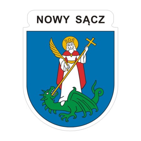 Naklejka z herbem Nowego Sącza i napisem Nowy Sącz nad herbem, herb i napis posiadają białą obwódkę, która jest białym tłem dla herbu Nowego Sącza i napisu. Wymiar naklejki 12 cm wysokości.