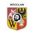 Naklejka z herbem Wrocławia i napisem Wrocław nad herbem, herb i napis posiadają białą obwódkę, która jest białym tłem dla herbu Wrocławia i napisu. Wymiar naklejki 12 cm wysokości.
