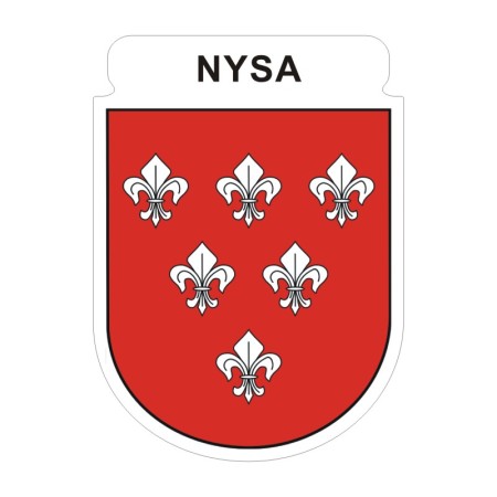 Naklejka z herbem Nysy i napisem Nysa nad herbem, herb i napis posiadają białą obwódkę, która jest białym tłem dla herbu Nysa i napisu. Wymiar naklejki 12 cm wysokości.