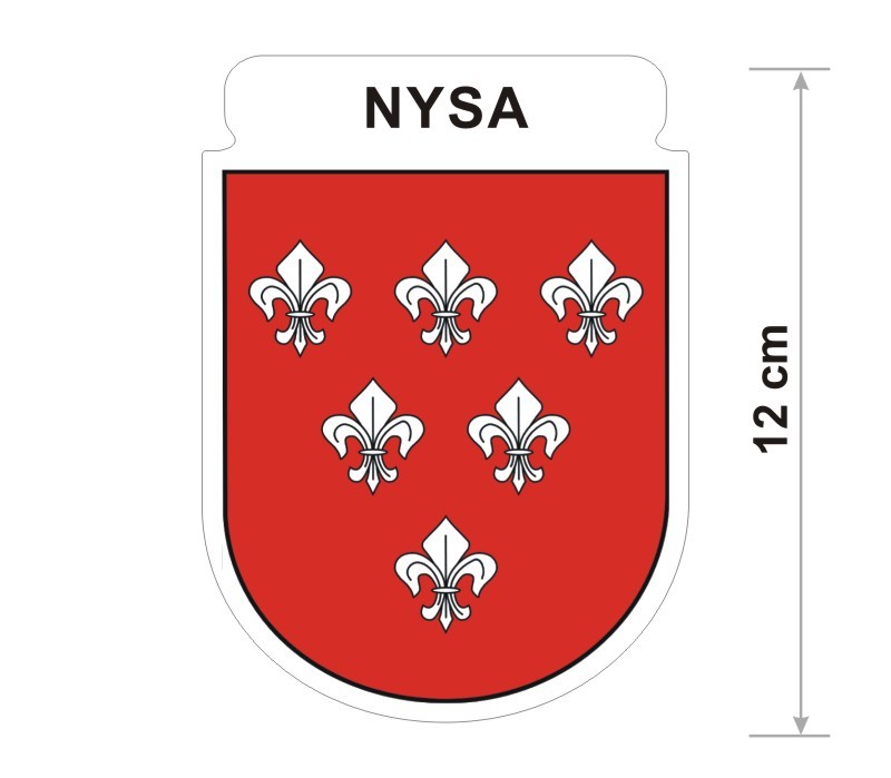 Naklejka z herbem Nysy, nad herbem jest umieszczony napis Nysa. Herb wraz z nazwą otoczone są białą obwódką stanowiącą białe tło naklejki. Obok podano wymiar wysokości naklejki - 12 cm.