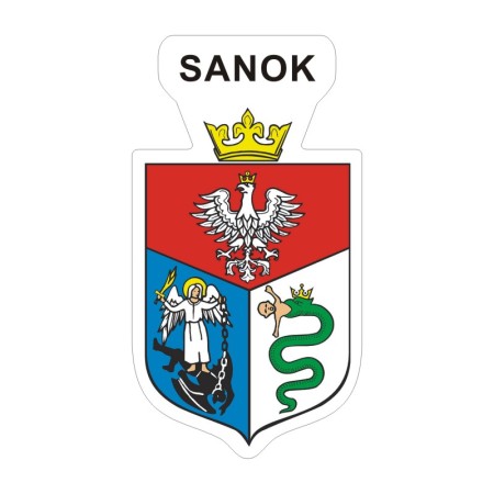 Naklejka z herbem Sanoka i napisem Sanok nad herbem, herb i napis posiadają białą obwódkę, która jest białym tłem dla herbu Sanoka i napisu. Wymiar naklejki 12 cm wysokości.