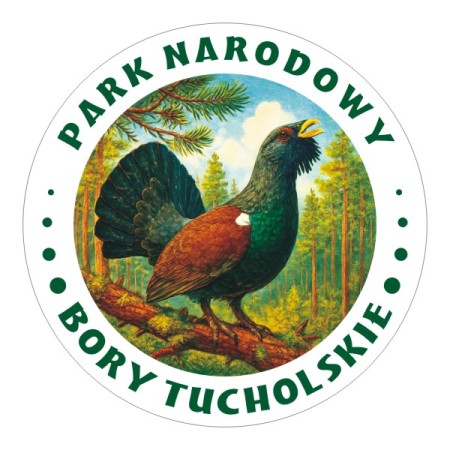 Okrągła, wodoodporna naklejka Park Narodowy Bory Tucholskie z cietrzewiem, jako symbolem parku.