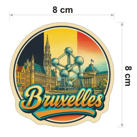 Kolorowa, wodoodporna naklejka o średnicy 8 cm. Naklejka przedstawia kilka elementów Brukseli, flagę Belgii w tle i napis Bruksela.