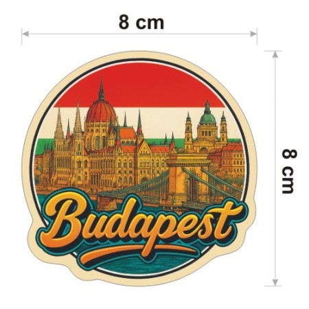 Kolorowa, wodoodporna naklejka o średnicy 8 cm. Naklejka przedstawia kilka elementów Budapesztu, flagę Węgier w tle i napis Budapest.