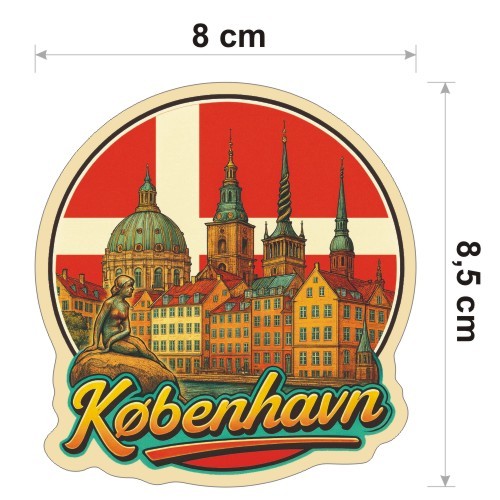 Kolorowa, wodoodporna naklejka o średnicy 8 cm. Naklejka przedstawia kilka elementów Kopenhagi, flagę Danii w tle i napis København.