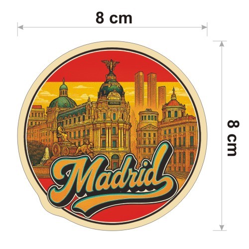 Kolorowa, wodoodporna naklejka o średnicy 8 cm. Naklejka przedstawia kilka elementów Madrytu, flagę Hiszpanii w tle i napis Madrid.