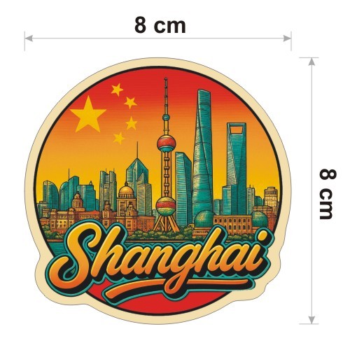 Kolorowa, wodoodporna naklejka o średnicy 8 cm. Naklejka przedstawia kilka elementów Szanghaju, flagę Chin w tle i napis Shanghai.