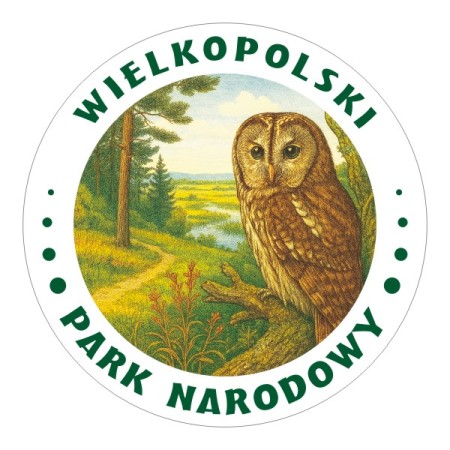 Okrągła, wodoodporna naklejka Wielkopolski Park Narodowy z Puszczykiem Zwyczajnym, jako symbol parku.